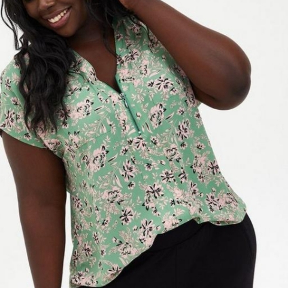 Torrid Romantic Girly NWT green and pink zip front floral top 00